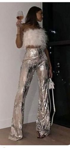 Glitz And Glam Outfit, Beyonce Concert Outfit, Look Disco, Casual Christmas Party, Casual Christmas Party Outfit, Silver Pants, Makeup Tip, Christmas Party Outfit, Nye Outfits