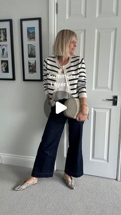 Black Slip Skirt, Wide Leg Outfit, Capsule Wardrobe Women, Summer Layers, Winter Travel Outfit, How To Wear Leggings, Jeans Outfit Summer, Cropped Wide Leg Jeans, Leopard Print Skirt