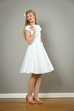 "Simple elegance! A beautiful dress is made of thicker knit fabric with a wide skirt and short sleeves. Very elegant in a off-white. Especially nice is the elegant neckline. The skirt is also covered with a off-white net lace with dots and swings at each movement of the loose-fitting form. Size / Weight / Length: appr. 100 cm \"Betty\" is available in sizes 36-42 or for your measurements. materials Viscose, Spandex Care instructions: Wash at 30 degrees, iron hot from left Production Handmade in Round Skirt, Betty Dress, Wide Skirt, Net Lace, Handmade Business, Simple Elegance, Beautiful Dress, Vintage Stil, Graduation Dress