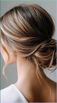 Transform your thin hair with 24 chic hairstyles that add volume and elegance. With options ranging from playful waves to sophisticated updos, these hairstyles for thin hair will help you achieve a fuller, more stylish look. Fine Hair Updo, Simple Bridesmaid Hair, Low Bun Hairstyles, Hair Buns, Short Curly Haircuts, Top Hairstyles, Hair Color Techniques, Color Techniques, Chic Hairstyles