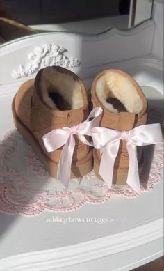 Coquette Winter Shoes, Winter Aesthetic Pink, Uggs Pink, Outfits Asian, Cute Uggs, Viral Aesthetic, Uggs With Bows, Pretty Sneakers, Chanel Lipstick