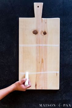 Homemade Cheese Board, Diy Bread Board, How To Make A Wooden Charcuterie Board, Diy Charcuterie Boards, Chacutery Boards Diy Wood, Cricut Charcuterie Board Diy, Diy Charcuterie Board Gift, Homemade Charcuterie Board Wood, Charcuterie Board Diy How To Build