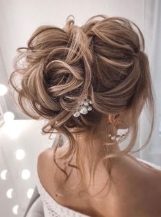 When it comes to hair dos whether it is for a night out or special occasion especially wedding. An updo is an easy way to get an elegant look and will Wedding Up Dos For Long Hair The Bride, Elegant Bridal Hair Updo, Textured Hair Updo, Up Dos For Weddings The Bride, Curl Updo Hairstyles, Bride Updo Hairstyles, Messy Bridal Updo, Up Dos For Long Hair, Romantic Updo Wedding