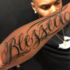 a man with a tattoo on his arm that says besoco in cursive writing