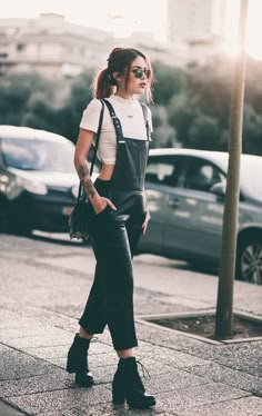 Goth Outfit, Street Style Grunge, Black Overalls, Cute Spring Outfits, Foto Poses, Trik Fotografi, Mode Inspo, Mode Vintage