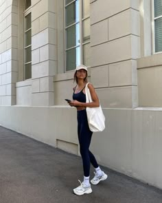 You wanna turn heads at  your gym while wearing some Cute Workout Outfits? Got you girl! I’ve found the 20+ trendiest and most flattering activewear for you that will impress everyone! Just follow the link. 💘 Navy Blue Leggings Outfit, Blue Leggings Outfit, Outfit Ideas Sporty, Pilates Fashion, Navy Blue Outfit, Navy Blue Leggings