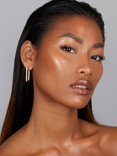 Refy Gloss Highlighter Close Up Cupid's Bow Lips, Bow Lips, No Make Up Make Up Look, Mekap Mata, Cupid's Bow, Exfoliate Skin, Bronze Makeup, Natural Glowy Makeup, Dewy Makeup