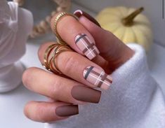 Tan Plaid Nail Designs, Plaid Dip Nails, Plaid Brown Nails, Plaid Nails Brown, Cool Black And White Nails, Fall Nails Browns, Brown Plaid Nails, Novemember Nails, Flannel Nails