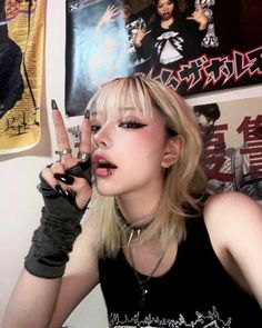 Rock Girl, Grunge Girl, Uzzlang Girl, Estilo Punk, Hair Inspo Color, Girl Icons, Ulzzang Girl, Look Cool, Aesthetic Girl