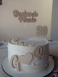 bolo branco com pérolas, topo de bolo, bodas de pérolas Ship Cake, Wedding Anniversary Cake, Anniversary Cake, Wedding Anniversary, Kitchens, Humor, Dogs