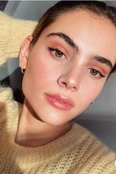 Super natural look with a slight tint to the lips and almost a smudged eyeshadow. #naturalmakeupideas #naturalmakeup #liptint #eyeshadow #simple #aveda #avedaibw Summer Eyeshadow Looks, Rosa Make-up, Soft Make-up, Summer Eyeshadow, Peach Makeup, Peach Eyeshadow, Rebecca Ferguson