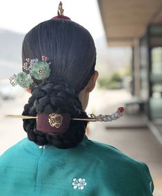 Joseon Hairstyle, Hanbok Hairstyle, Traditional Korean Hairstyle, Korea Accessories, Hanbok Accessories, Hairstyles For Gowns, Korean Traditional Clothing, Traditional Hairstyle