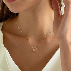 Minimal and simple, it makes the perfect everyday necklace for layering or wearing by itself. 17" long + 2" EXTENDER adjustable. Heart Pendant Necklace Gold, Magnetic Necklace, Four Leaf Clover Necklace, Gold Necklace Simple, Heart Pendant Gold, Dainty Gold Necklace, Heart Chain, Gold Jewelry Necklace, Clover Necklace