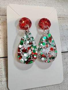 Christmas Resin Jewelry Ideas, Resin Earring Ideas, Christmas Resin Earrings, Resin Earrings Ideas, Uv Resin Earrings, Epoxy Earrings, Diy Uv Resin, Christmas Fair Ideas, Christmas Resin