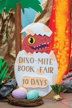 there is a sign that says dino - mite book fair 10 days on it