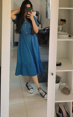 Vestido jeans com all star Apostolic Outfit, Midi Jeans, Beautiful Casual Dresses, Fashionista Clothes, Church Outfits, Indian Fashion Dresses, Dream Clothes, Trendy Dresses