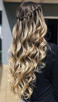 Junior Prom Hairstyles Half Up, Hair Down Hairstyles Formal, Formal Dance Hairstyles, Peinados De Graduacion Suelto, Pretty Hairstyles For Long Hair, Wavy Long Hairstyles, Supplements For Hair Growth, Waterfall Braid With Curls, Growth Supplements