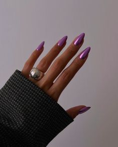 Sharing 50+ Stunning Chrome nail designs that are super trendy right now! Get some inspiration and try out this fun new technique today! Ongles Gel Violet, August Nails, Milky Nails, Celebrity Nails, Lavender Nails, Purple Nail, Blush Nails