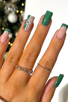 Nails Natal, Green Sparkly Nails, Green Christmas Nail Ideas, Holiday Nail Art Ideas, Nails Festive, Christmas Nail Ideas