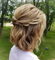 Stylingtipps für die Trendfrisur Bobfrisuren können kurzultrakurzasymmetrisch oder etwas länger ausfallenWorin unterscheiden sich die Varianten und wie lässt sich ein kurzer Bob... Short Updo Wedding, Wedding Hair Half, French Twist Hair, Half Up Half Down Hairstyles, Wedding Hairstyles Half Up Half Down, Short Hair Updo