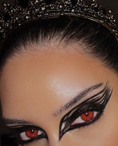 Black Sawn Make Up, Black Swan Editorial, Black And White Swan Makeup, Black Swan Eye Makeup, Black Swan Costume Makeup, Halloween Prosthetic Makeup, Black Swan Make Up, Celebrity Costumes Ideas, Black Swan Makeup Halloween