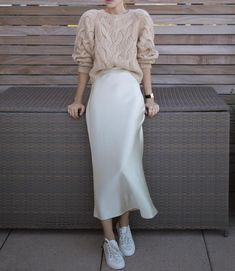 White Satin Skirt, Silk Skirt Outfit, Satin Skirt Outfit, White Skirt Outfits, Classy Business Outfits, Chique Outfits, Stylish Work Attire, Business Casual Outfits For Work