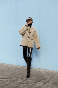 Mango Faux Shearling Jacket, Toggle Coat Outfit, Mango Jacket Outfit, Shearling Coat Outfit, Patent Leggings, Mango Coat