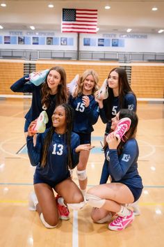 #vb #volleyball #mediaday #volleyballmediaday Team Media Day Poses, Vb Media Day Poses, Soccer Team Photos Picture Poses, Volleyball Picture Ideas, Post Poses