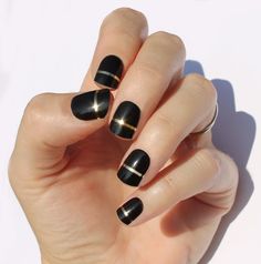 Line Nail Designs, Nail Armor, Gold Nail Art, Matte Nails Design, Lines On Nails, Black Nail Designs, Cool Nail Designs