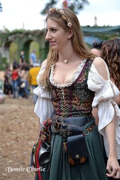 Halloween Costumes 2022, Ren Faire Costume, Medieval Clothes, Round Of Applause, Festival Costumes, Medieval Dress