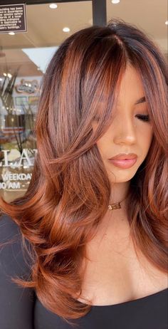 Megan Fox Hair Color Copper, Dark Ginger Hair White Women, Latina With Red Highlights, Orange Fall Hair Color, Ginger Hair Balayage Brown, Copper Tips Hair, Chocolate And Ginger Hair, Dyed Hair For Latinas, Deminsional Copper Hair