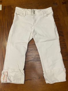 These are a pair of GAP ladies low rise stretch cropped/capri jeans, size 10.  The color is white.   The inseam is approx 20".  The waist is approx 18" from side to side.  The cuff is approx 4".  They are 99% cotton, 1% spandex. I think I got these in the 90's.  I rarely wore them cause of them being white, but there are cute! White Mid-rise Capris For Summer, White Stretch Cropped Jeans Casual, White Stretch Cropped Jeans Casual Style, Casual White Stretch Cropped Jeans, White Straight Leg Casual Capris, Casual White Mid-rise Capris, White Stretch Cropped Leg Pants, White Cotton Capris, Stretch Cotton Capri Jeans