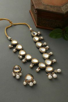 Jadau Set, Polki Choker, 22k Gold Necklace, Kundan Jewellery Set, Chiffon Sarees, Victorian Necklace, Antique Jewellery Designs, Jewelry Set Design, Indian Jewellery Design Earrings