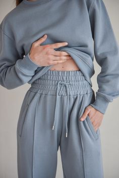 High Waist Joggers, Fw 2022, High Waisted Joggers, Cooler Look, White Bodysuit, Blue Sweatshirt, Mode Inspiration, Fashion Details