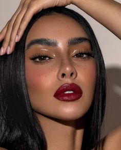 This striking look centers on bold, red lips paired with understated eyes, making it a perfect statement for those summer nights. The focus is on the lips, painted in a deep, vivid red that commands attention. The skin is kept natural and glowing, with a light application of foundation that allows natural freckles to show through, celebrating natural beauty. Subtle contouring enhances facial structure without appearing heavy, ideal for a quick yet sophisticated style.   Photo credit by: @shari.mua Simple Red Eye Makeup, Eyebrows Arched, Easy Summer Makeup, Make Up Sposa, Summer Makeup Looks