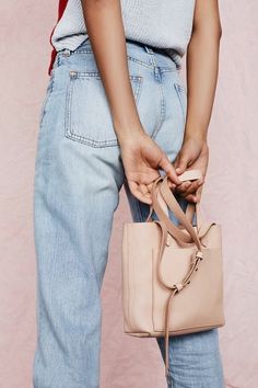 Bag Fashion Photography, Shooting Bags, Bag Photography, Types Of Handbags, Photography Bags, Handbag Essentials, Clothing Photography, Relaxed Jeans, Stylish Bag