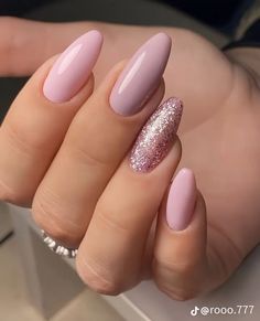 Ongles Rose Pastel, August Nails, Pink Glitter Nails, Casual Nails, Oval Nails, Purple Nails