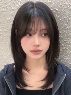 sleek, layered shoulder length hair with wispy bangs Hair Style Korea, Drawing Hair, Drawing Faces, Haircuts Straight Hair