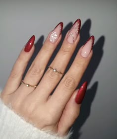 Almond Nails Red, Nagellack Trends, Red Christmas Nails, Gothic Nails, Christmas Nails Easy, Christmas Gel Nails, Classy Acrylic Nails, Almond Nails Designs, Almond Acrylic Nails