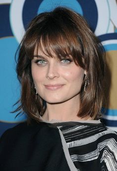 Haircuts For Round Face Shape, Haircut For Face Shape, Haircut For Square Face, Face Female, Square Face Hairstyles, Medium Layered Hair, Emily Deschanel, Face Shape Hairstyles, Hair Cut Ideas