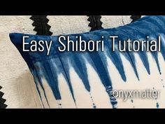 a blue and white pillow with the words easy shibori tutorial on it