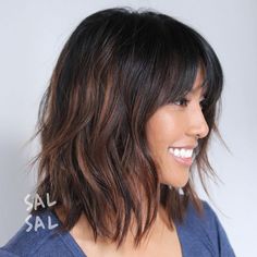 Shaggy+Brunette+Bob+With+Highlights Short Layered Brunette Hairstyles, Subtle Shag Haircut, Short Shag Haircuts With Bangs, Fringe Bob, Medium Shaggy Hairstyles, Medium Shag, Medium Shag Haircuts, Brunette Bob, Subtle Balayage