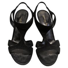 Black velvet sandals with open toe and crossed straps. Made In: Italy Color: Black Material: Velvet Marked Size: 38 Europe Heel Height: 11,5 cm/ 4,53 inches To introduce you to the figure of Gianvito Rossi we could start with the proverb that says that 'caste comes to the greyhound', so at a glance you would find out that he belongs to a saga of great shoemakers 'made in Italy'. His father was Sergio Rossi, a master expert in footwear who left us last April at the age of 85 due to the coronaviru Velvet Sandals, Sergio Rossi, Greyhound, Gianvito Rossi, Kate Middleton, European Fashion, Made In, Black Velvet, Open Toe