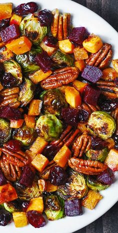 Salad with Brussels sprouts, Cranberries, Pecans, Beets, Sweet Potatoes (or Butternut Squash) on a plate Roasted Vegetable Recipes, Winter Vegetables, God Mat, Roasted Butternut, Diet Keto, Vegetable Salad, Veggie Dishes, Brussels Sprouts, Vegetable Side Dishes