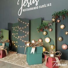 christmas presents are sitting on the floor in front of a wall that says jesus restarundo familias