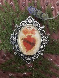 Brooches with images covered with glass and zirconia. Crystal Pins With Rhinestones For Gifts, Devine Mercy, Image Cover, Heart Of Jesus, Miguel Angel, Sacred Heart, Beautiful Bracelet, Brooches, Spain