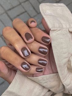 short chocolate brown nails Short Nail Fall Ideas, Dip Fall Nail Colors, Brown Nails Ideas Short, Cool Short Nails Design, Brown Nails Dip, Nail Shapes For Hand Types, Fall Dip Colors, Autumn Colors Nails, Short Nail Fall Designs