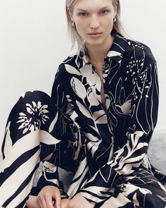 Day-to-Dark 🖤 Elevate your wardrobe with the striking silhouettes of Capri. A luxury take on a coastal print in black and white - Find this Shirt + Pant matching look on our website now. Shona Joy Dress, Design Assistant, Tuxedo Shirt, White Cocktail Dress, Buy Dresses Online, Shona Joy, Tuxedo Shirts, Black Evening Dresses, Woman Silhouette