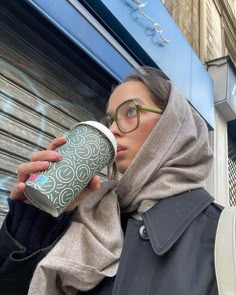 Indie Glasses, Alternative Luxe, Green Glasses Frames, Glasses Outfit, Glasses Aesthetic, Glasses Inspo, Glasses Inspiration, Green Glasses, Coffee Glasses