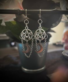 Earrings of magical and celestial beauty, just like you 🖤 A wonderful combination with the star symbolizing 5 elements in a pentagram (spirit, water, fire, earth and air) and the moon of the goddesses . -Stainless steel earrings- Alternative Earrings, Moon Fashion, Pentagram Pendant, Witch Earrings, Earrings Ideas, Moon Witch, 5 Elements, Crescent Moon Pendant, Gothic Earrings